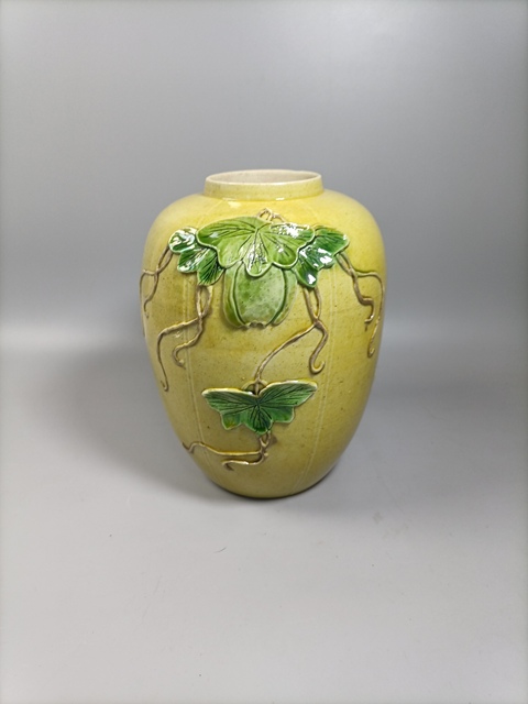 古玩陶瓷民國素三彩貼塑瓜瓞綿綿圖罐拍賣，當前價格1980元