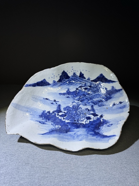 古玩陶瓷清代中期青花山水人物紋楓葉型貢盤拍賣，當(dāng)前價格3000元