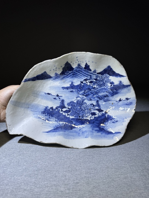 古玩陶瓷清代中期青花山水人物紋楓葉型貢盤拍賣，當(dāng)前價格3000元
