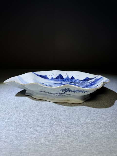 古玩陶瓷清代中期青花山水人物紋楓葉型貢盤拍賣，當(dāng)前價格3000元