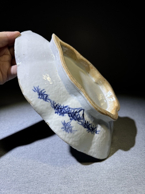 古玩陶瓷清代中期青花山水人物紋楓葉型貢盤拍賣，當(dāng)前價格3000元