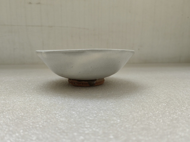 古玩陶瓷磁州窯白釉梅花碗拍賣,當前價格580元