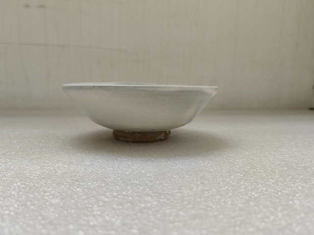 古玩陶瓷磁州窯白釉梅花碗拍賣,當前價格580元
