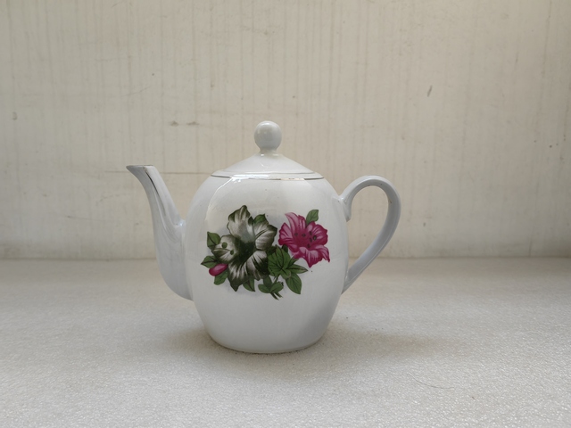 古玩陶瓷釉下彩花卉紋茶壺拍賣,當(dāng)前價格298元