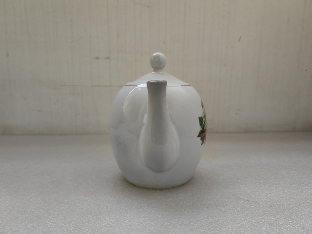 古玩陶瓷釉下彩花卉紋茶壺拍賣,當(dāng)前價格298元