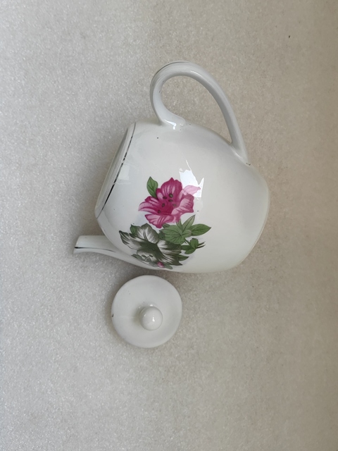 古玩陶瓷釉下彩花卉紋茶壺拍賣,當(dāng)前價格298元