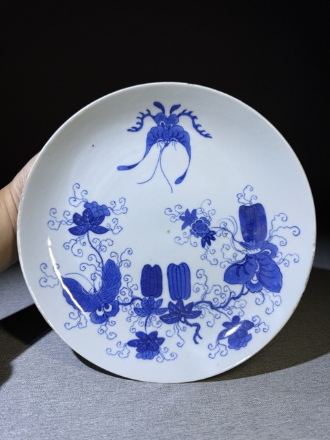古玩陶瓷清代中期細路青花瓜蝶連綿青花盤拍賣,當前價格4800元