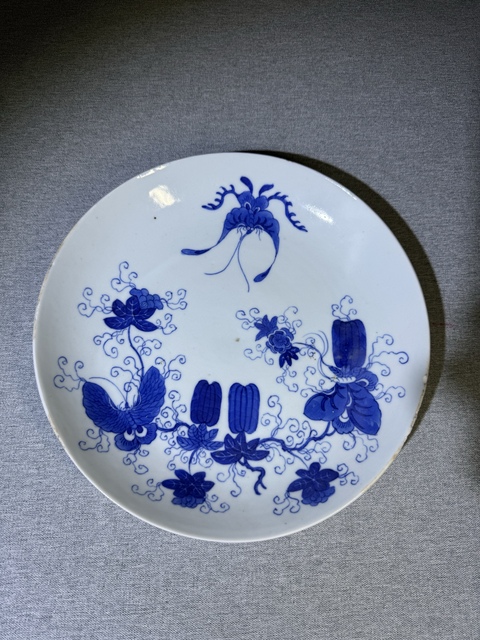 古玩陶瓷清代中期細路青花瓜蝶連綿青花盤拍賣,當前價格4800元