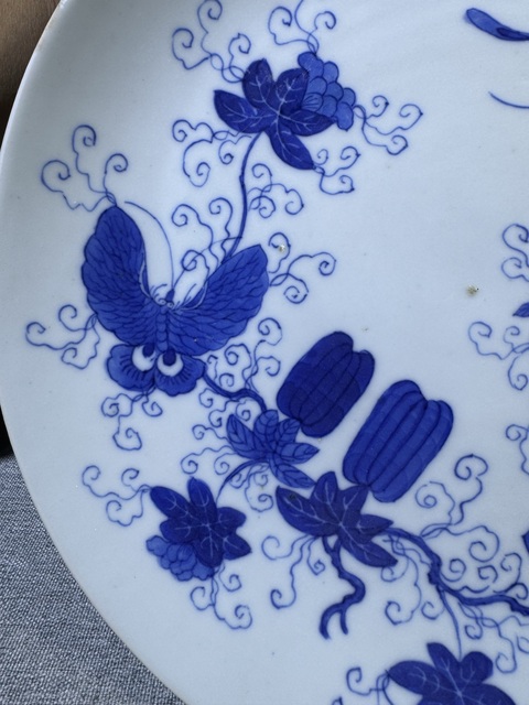古玩陶瓷清代中期細路青花瓜蝶連綿青花盤拍賣,當前價格4800元
