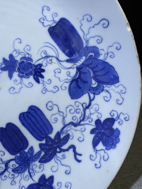 古玩陶瓷清代中期細路青花瓜蝶連綿青花盤拍賣,當前價格4800元