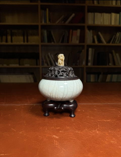 古玩陶瓷清早期官釉三足爐拍賣,當前價格42000元
