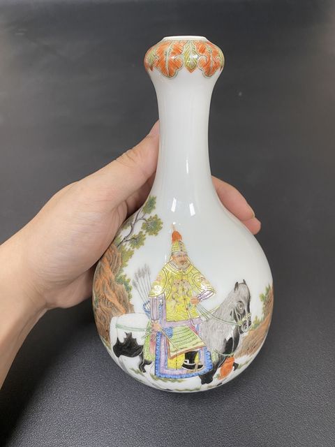 古玩陶瓷【2025精品琺瑯彩】乾隆大閱圖人物紋蒜頭瓶拍賣,當前價格198000元