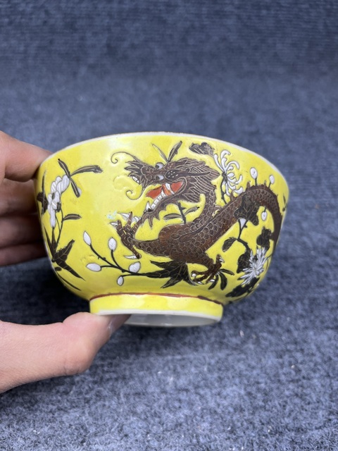 古玩陶瓷黃地龍穿花卉紋碗拍賣,當(dāng)前價格2600元