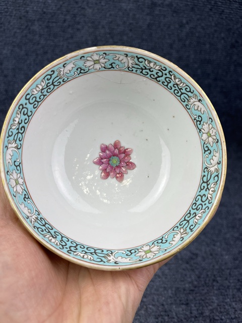 古玩陶瓷黃地龍穿花卉紋碗拍賣,當(dāng)前價格2600元