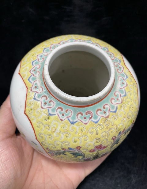 古玩陶瓷黃地粉彩開光教子圖茶葉罐拍賣，當前價格748元