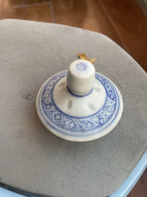 古玩陶瓷玲瓏瓷蓋罐拍賣,當(dāng)前價格300元