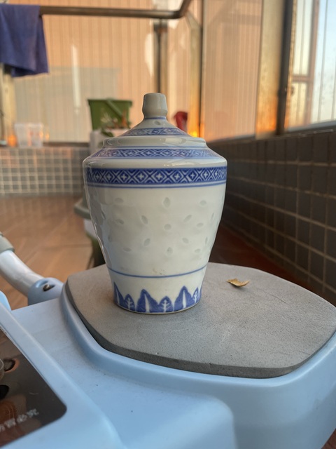 古玩陶瓷玲瓏瓷蓋罐拍賣,當(dāng)前價格300元