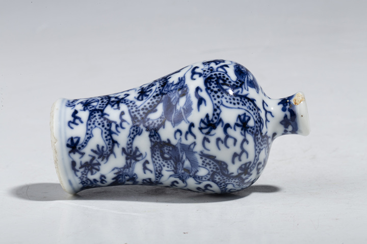 古玩陶瓷晚清·青花九龍圖小梅瓶鼻煙壺（口沿已修）拍賣，當前價格8000元