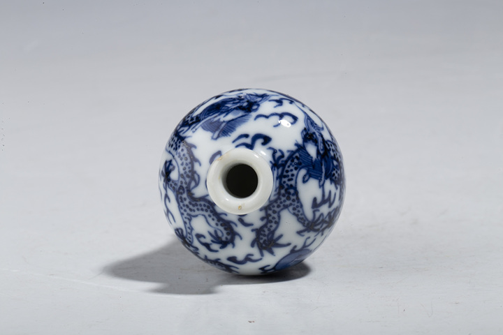 古玩陶瓷晚清·青花九龍圖小梅瓶鼻煙壺（口沿已修）拍賣，當前價格8000元