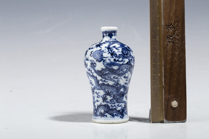 古玩陶瓷晚清·青花九龍圖小梅瓶鼻煙壺（口沿已修）拍賣，當前價格8000元