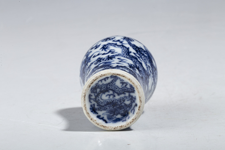 古玩陶瓷晚清·青花九龍圖小梅瓶鼻煙壺（口沿已修）拍賣，當前價格8000元