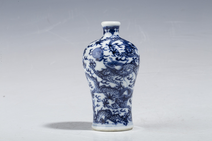 古玩陶瓷晚清·青花九龍圖小梅瓶鼻煙壺（口沿已修）拍賣，當前價格8000元