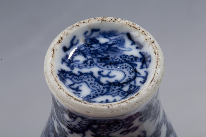 古玩陶瓷晚清·青花九龍圖小梅瓶鼻煙壺（口沿已修）拍賣，當前價格8000元