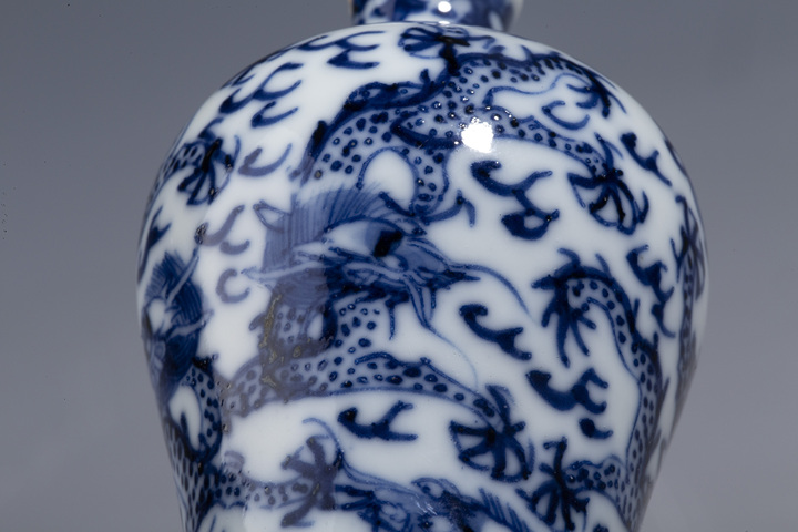 古玩陶瓷晚清·青花九龍圖小梅瓶鼻煙壺（口沿已修）拍賣，當前價格8000元