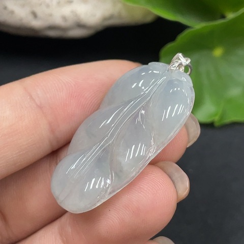 古玩玉器110天然翡翠雕刻葉型掛件拍賣，當(dāng)前價(jià)格298元