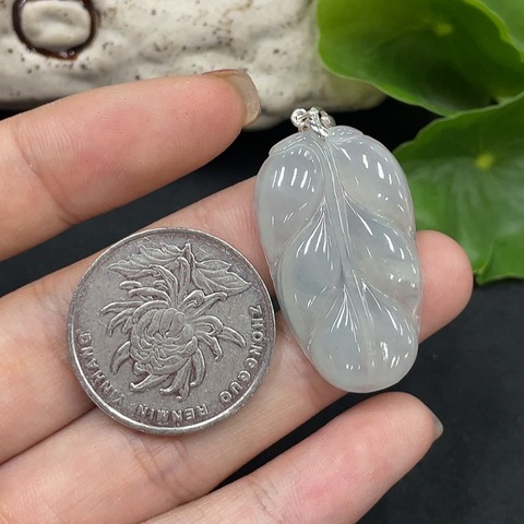 古玩玉器110天然翡翠雕刻葉型掛件拍賣，當(dāng)前價(jià)格298元