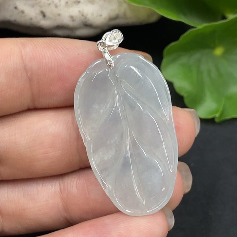 古玩玉器110天然翡翠雕刻葉型掛件拍賣，當(dāng)前價(jià)格298元