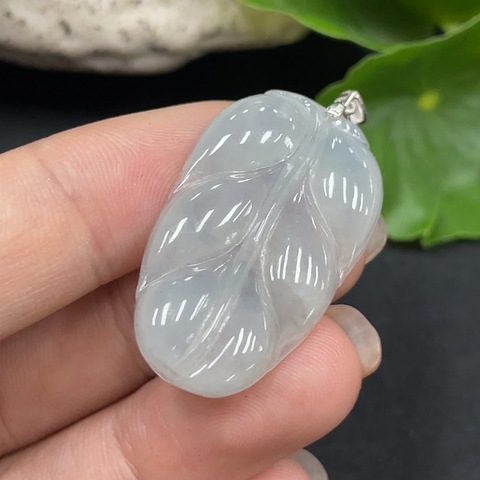 古玩玉器110天然翡翠雕刻葉型掛件拍賣，當(dāng)前價(jià)格298元