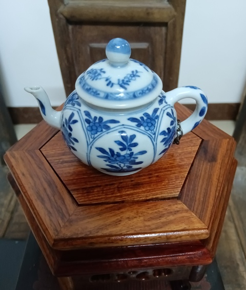 古玩陶瓷康熙青花花卉紋執(zhí)壺拍賣，當前價格5800元