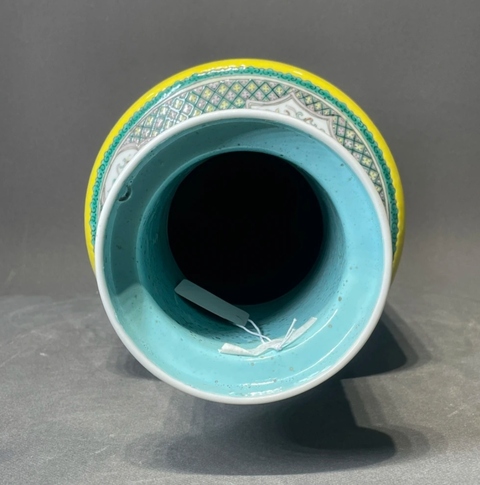 古玩陶瓷晚清黃地五彩四開窗山水人物花鳥棒槌瓶拍賣，當前價格12000元