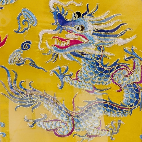 古玩陶瓷民國·黃地盤金線三藍(lán)退暈繡龍紋刺繡掛屏拍賣,當(dāng)前價(jià)格6666元