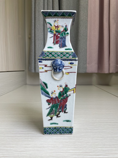 古玩陶瓷清咸豐同治 五彩人物故事紋獸耳銜環(huán)四方瓶拍賣,當前價格13000元