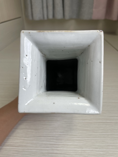 古玩陶瓷清咸豐同治 五彩人物故事紋獸耳銜環(huán)四方瓶拍賣,當前價格13000元