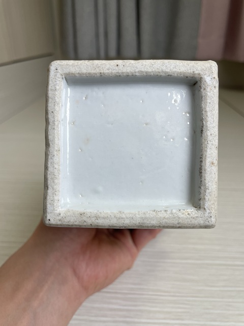 古玩陶瓷清咸豐同治 五彩人物故事紋獸耳銜環(huán)四方瓶拍賣,當前價格13000元