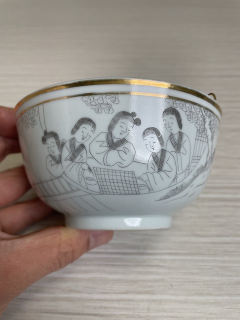 古玩陶瓷清末民初·白釉描金刻瓷庭院仕女對弈圖碗拍賣,當前價格1500元