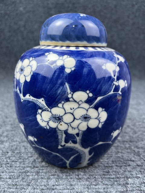 古玩陶瓷青花留白冰梅紋蓋罐拍賣，當(dāng)前價(jià)格1888元