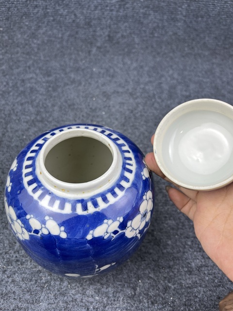 古玩陶瓷青花留白冰梅紋蓋罐拍賣，當(dāng)前價(jià)格1888元