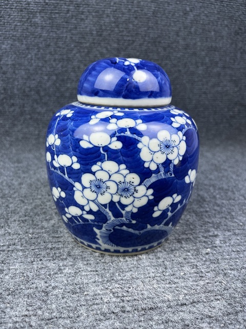 古玩陶瓷青花留白冰梅紋蓋罐拍賣,當前價格2388元