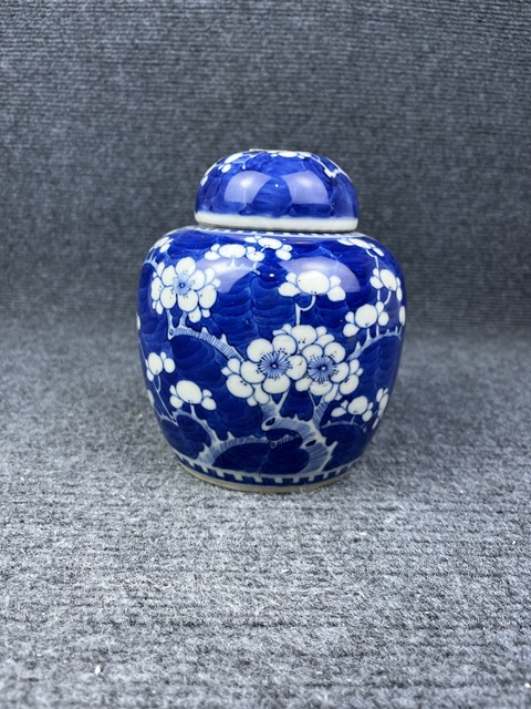 古玩陶瓷青花留白冰梅紋蓋罐拍賣,當前價格2388元