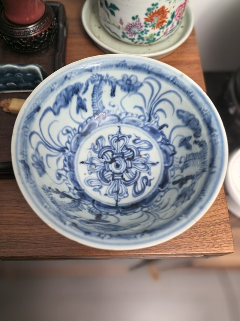 古玩陶瓷明代早期空白期青花荷蓮八寶紋茶碗拍賣,當前價格11800元