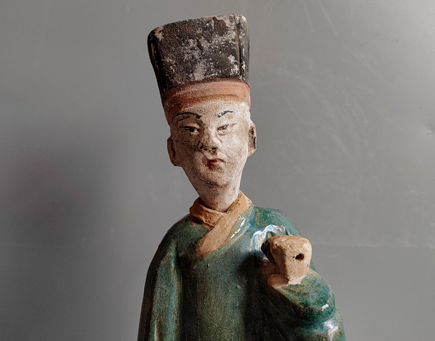 古玩陶瓷明代三彩高冠人物俑36.5厘米拍賣，當前價格5780元