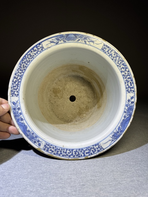 古玩陶瓷清代中晚期青花人物山水花卉紋大花盆清代花盆拍賣，當前價格8500元