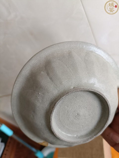 古玩陶瓷館藏級南宋御用龍泉青瓷蓮瓣紋折沿洗拍賣,當前價格2980元