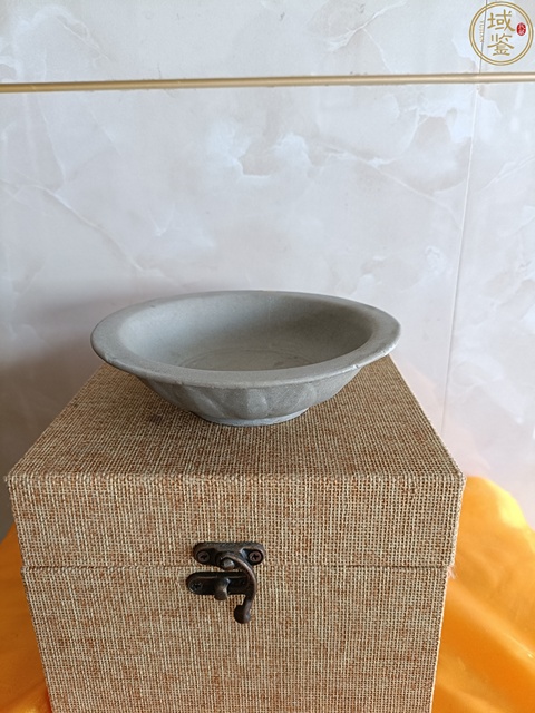 古玩陶瓷館藏級南宋御用龍泉青瓷蓮瓣紋折沿洗拍賣,當前價格2980元