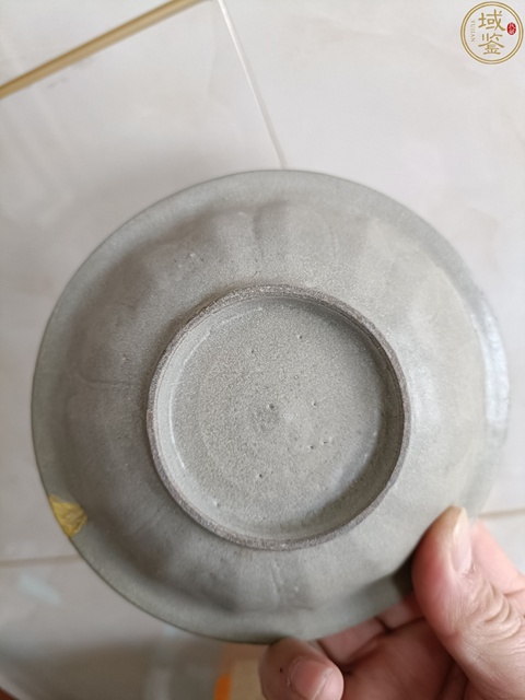 古玩陶瓷館藏級南宋御用龍泉青瓷蓮瓣紋折沿洗拍賣,當前價格2980元