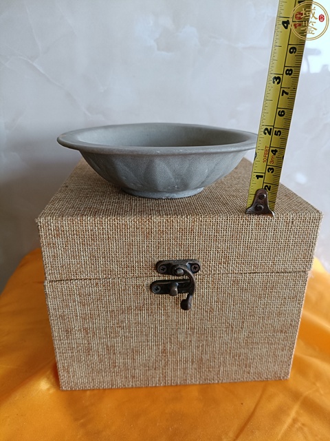 古玩陶瓷館藏級南宋御用龍泉青瓷蓮瓣紋折沿洗拍賣,當前價格2980元